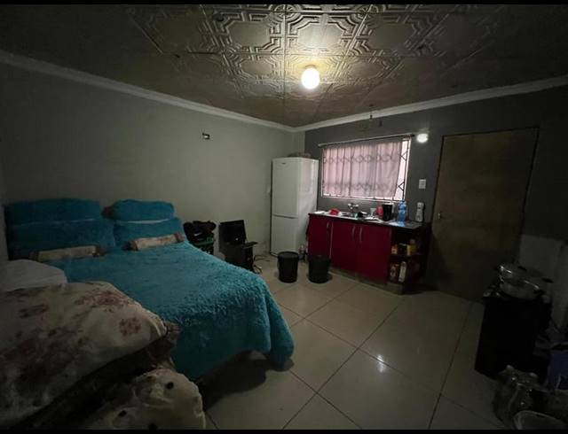 8 BEDROOM HOUSE FOR SALE IN LEACHVILLE EXT 3